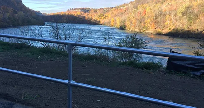 Gelaender Am Fluss
